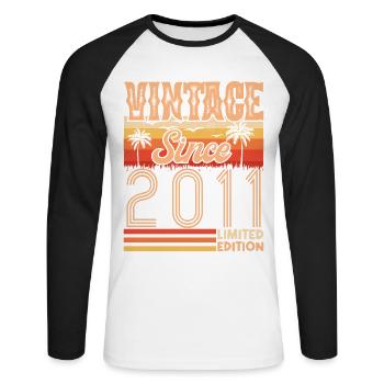 Jubiläum 2011. Jahrgang Jahrgang 2011 Geburtstag - Unisex Baseballshirt langarm - Weiß/Schwarz - Vorne - Nik (191cm)