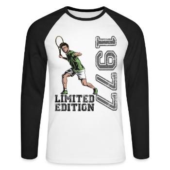 Édition limitée 1977 Édition limitée Tennis - T-shirt baseball manches longues Homme - blanc/noir - Devant - Nik (191cm)