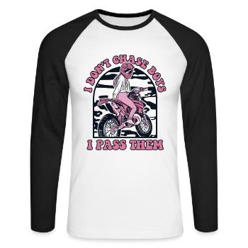 Ich jage keine Jungs hinterher, ich überhole sie beim Supermoto-Rennen - Unisex Baseballshirt langarm - Weiß/Schwarz - Vorne - Nik (191cm)