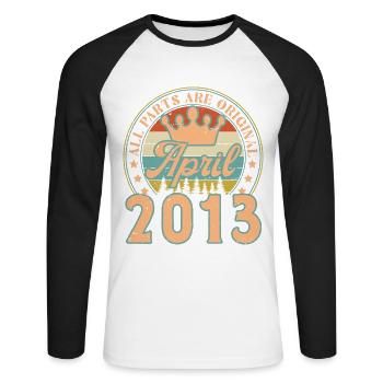 April 2013. Geburtstagsgeschenk April 2013 April - Unisex Baseballshirt langarm - Weiß/Schwarz - Vorne - Nik (191cm)