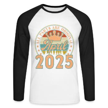 April 2025. Geburtstagsgeschenk April 2025 April - Unisex Baseballshirt langarm - Weiß/Schwarz - Vorne - Nik (191cm)
