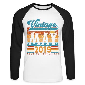 Mai 2019, Vintage-Geburtstagsgeschenk Mai 2019. - Unisex Baseballshirt langarm - Weiß/Schwarz - Vorne - Nik (191cm)