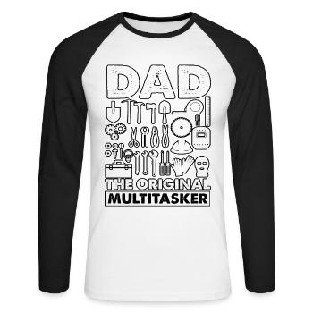 Papa, der ursprüngliche Multitasker - Unisex Baseballshirt langarm - Weiß/Schwarz - Vorne - Nik (191cm)