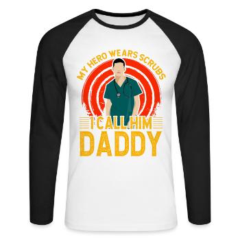 Mein Held trägt Kittel, ich nenne ihn Daddy - Unisex Baseballshirt langarm - Weiß/Schwarz - Vorne - Nik (191cm)