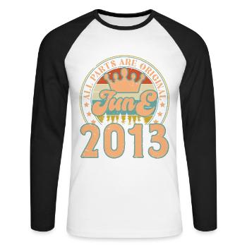 Juni 2013. Geburtstagsgeschenk Juni 2013. Juni - Unisex Baseballshirt langarm - Weiß/Schwarz - Vorne - Nik (191cm)