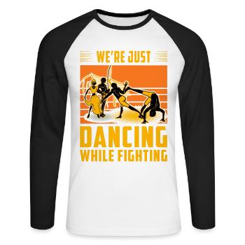 Wir tanzen nur, während wir kämpfen - Unisex Baseballshirt langarm - Weiß/Schwarz - Vorne - Nik (191cm)