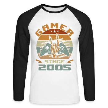 Gamer seit 2005 - Gaming Jubiläumsgeschenk 2005 - Unisex Baseballshirt langarm - Weiß/Schwarz - Vorne - Nik (191cm)