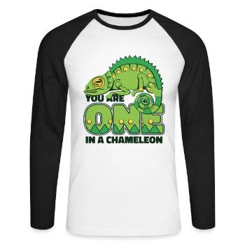 Vous ne faites qu’un dans un amant voilé de panthère caméléon - T-shirt baseball manches longues Homme - blanc/noir - Devant - Nik (191cm)