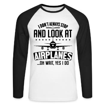 Ich halte nicht immer an und schaue mir Flugzeuge komisch an - Unisex Baseballshirt langarm - Weiß/Schwarz - Vorne - Nik (191cm)