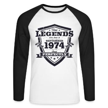 50. Geburtstag Original August 1974 Jahrgang 1974 - Unisex Baseballshirt langarm - Weiß/Schwarz - Vorne - Nik (191cm)