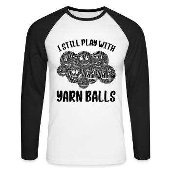 I Still Play With Yarn Balls - Funny Crocheting - Unisex Baseballshirt langarm - Weiß/Schwarz - Vorne - Nik (191cm)