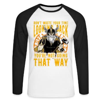 Verschwende deine Zeit nicht damit, zurückzublicken, du bist es nicht - Unisex Baseballshirt langarm - Weiß/Schwarz - Vorne - Nik (191cm)