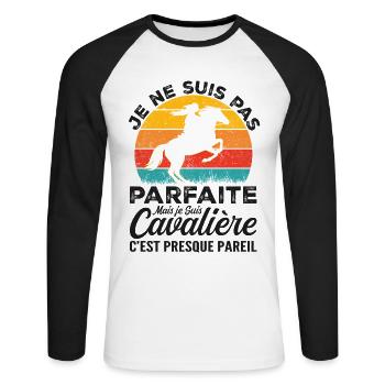 Nicht perfekt, aber Kavalier, Muttertag, Weihnachten - Unisex Baseballshirt langarm - Weiß/Schwarz - Vorne - Nik (191cm)