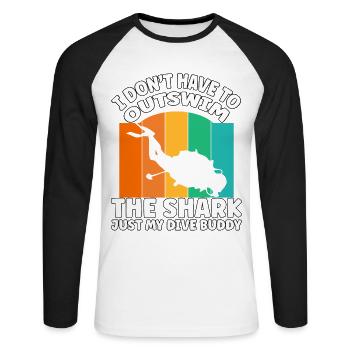 Funny Scuba Diving – Outswim the Shark Quote - Unisex Baseballshirt langarm - Weiß/Schwarz - Vorne - Nik (191cm)