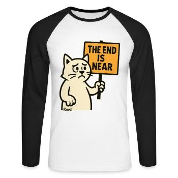 Traurige Katze mit „Das Ende naht“ - Unisex Baseballshirt langarm - Weiß/Schwarz - Vorne - Nik (191cm)