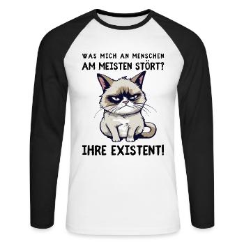 Deine Existenz - Mies gelaunte Katze mit Hassblick - Unisex Baseballshirt langarm - Weiß/Schwarz - Vorne - Nik (191cm)