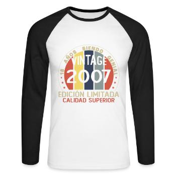 18 Jahre Geburtstagsgeschenk aus dem Jahr 2007 - Unisex Baseballshirt langarm - Weiß/Schwarz - Vorne - Nik (191cm)