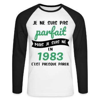 Anniversaire 40 ans - Pas parfait mais né en 1983 - T-shirt baseball manches longues Homme - blanc/noir - Devant - Nik (191cm)