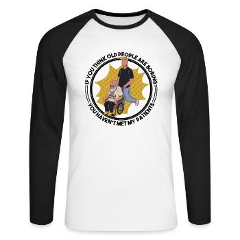 Altenpflegerin Pflegefachmann Pflegefachfrau - Unisex Baseballshirt langarm - Weiß/Schwarz - Vorne - Nik (191cm)