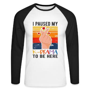 I Paused my K-Drama to be Here - Zettai Hikikomori - Unisex Baseballshirt langarm - Weiß/Schwarz - Vorne - Nik (191cm)