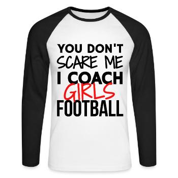 Du machst mir keine Angst, ich trainiere Mädchenfußball. - Unisex Baseballshirt langarm - Weiß/Schwarz - Vorne - Nik (191cm)