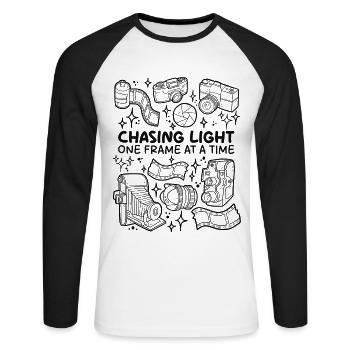 Chasing Light – Frame für Frame - Unisex Baseballshirt langarm - Weiß/Schwarz - Vorne - Nik (191cm)