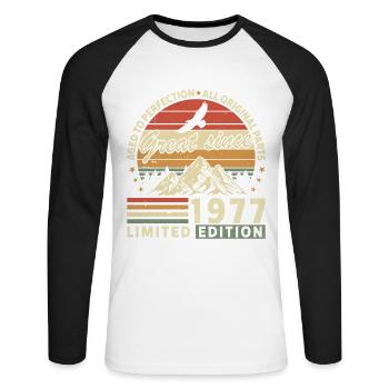 47 Jahre großartig seit 1977 limitierte Auflage - Unisex Baseballshirt langarm - Weiß/Schwarz - Vorne - Nik (191cm)