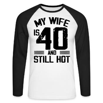 Meine Frau ist 40 und immer noch heiß lustiger 40. Geburtstag - Unisex Baseballshirt langarm - Weiß/Schwarz - Vorne - Nik (191cm)