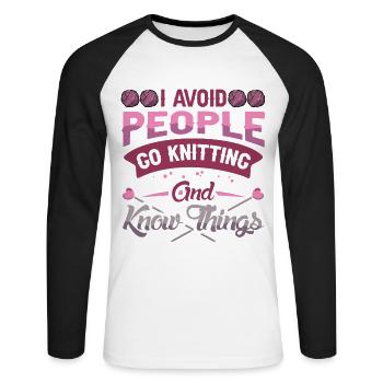 I avoid people go Knitting - Unisex Baseballshirt langarm - Weiß/Schwarz - Vorne - Nik (191cm)