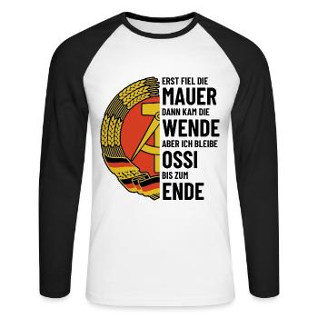 Ossi bis zum Ende - DDR Spruch - Unisex Baseballshirt langarm - Weiß/Schwarz - Vorne - Nik (191cm)