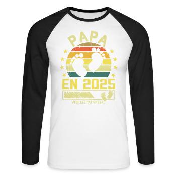 Papa en 2025 Veuillez Patienter Cadeau Futur Père - T-shirt baseball manches longues Homme - blanc/noir - Devant - Nik (191cm)