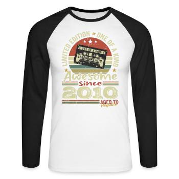 Jahrgang 2010 Original Retro Jubiläumsgeschenk - Unisex Baseballshirt langarm - Weiß/Schwarz - Vorne - Nik (191cm)