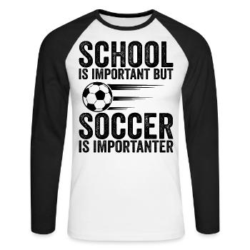 Schule ist wichtig, aber Fußball ist noch wichtiger - Unisex Baseballshirt langarm - Weiß/Schwarz - Vorne - Nik (191cm)