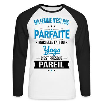 Ma femme n'est pas parfaite mais elle fait du yoga - T-shirt baseball manches longues Homme - blanc/noir - Devant - Nik (191cm)