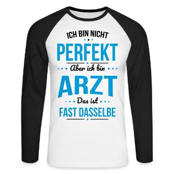 Ich bin nicht perfekt aber ich bin Arzt - Unisex Baseballshirt langarm - Weiß/Schwarz - Vorne - Nik (191cm)