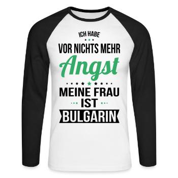 Meine Frau ist Bulgarin - Geschenkidee Humor - Unisex Baseballshirt langarm - Weiß/Schwarz - Vorne - Nik (191cm)