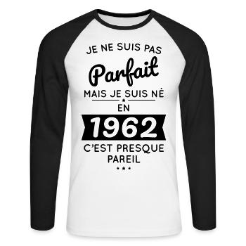 Anniversaire 60 ans - Pas parfait mais né en 1962 - T-shirt baseball manches longues Homme - blanc/noir - Devant - Nik (191cm)