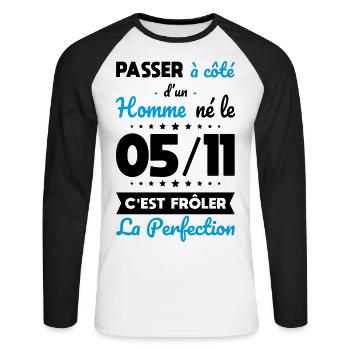 Anniversaire - Né le 5 Novembre Frôler perfection - T-shirt baseball manches longues Homme - blanc/noir - Devant - Nik (191cm)