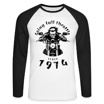50. Geburtstag Going full throttle since 1974 - Unisex Baseballshirt langarm - Weiß/Schwarz - Vorne - Nik (191cm)