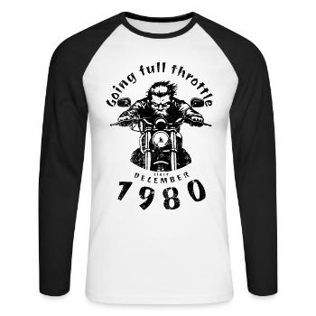 44. Geburtstag Going full throttle since 12/1980 - Unisex Baseballshirt langarm - Weiß/Schwarz - Vorne - Nik (191cm)