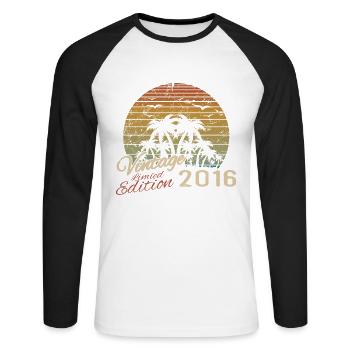 Jahrgang 2016 Geburtstagsgeschenk 2016 Retro 2016 - Unisex Baseballshirt langarm - Weiß/Schwarz - Vorne - Nik (191cm)