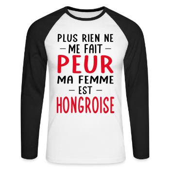 Rien ne me fait peur ma femme est Hongroise - T-shirt baseball manches longues Homme - blanc/noir - Devant - Nik (191cm)