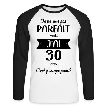 Anniversaire 30 ans - Pas parfait mais j'ai 30 ans - T-shirt baseball manches longues Homme - blanc/noir - Devant - Nik (191cm)