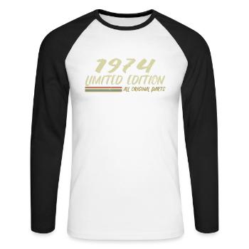 1974 Geburtstagsgeschenkidee 1974 - Unisex Baseballshirt langarm - Weiß/Schwarz - Vorne - Nik (191cm)