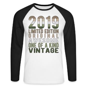 Edition limitée depuis 2019 Anniversaire Millésime 2019 - T-shirt baseball manches longues Homme - blanc/noir - Devant - Nik (191cm)