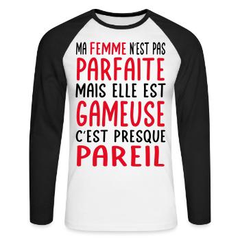 Ma femme n'est pas parfaite mais elle est gameuse - T-shirt baseball manches longues Homme - blanc/noir - Devant - Nik (191cm)