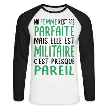 Meine Frau ist nicht perfekt, aber sie ist Militär - Unisex Baseballshirt langarm - Weiß/Schwarz - Vorne - Nik (191cm)