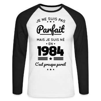 Anniversaire 40 ans - Pas parfait mais né en 1984 - T-shirt baseball manches longues Homme - blanc/noir - Devant - Nik (191cm)