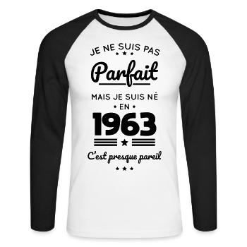 Anniversaire 60 ans - Pas parfait mais né en 1963 - T-shirt baseball manches longues Homme - blanc/noir - Devant - Nik (191cm)