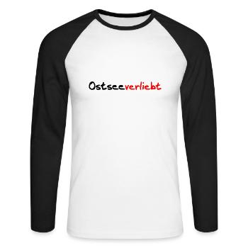Ostseeverliebt schwarz rot - Unisex Baseballshirt langarm - Weiß/Schwarz - Vorne - Nik (191cm)